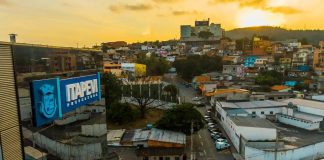 Itapevi e organizações de saúde recebem multa de R$ 1,5 milhão por falsificação em prontos-socorros Vista aérea da Prefeitura de Itapevi, município relacionado à condenação por atuação de falsos médicos