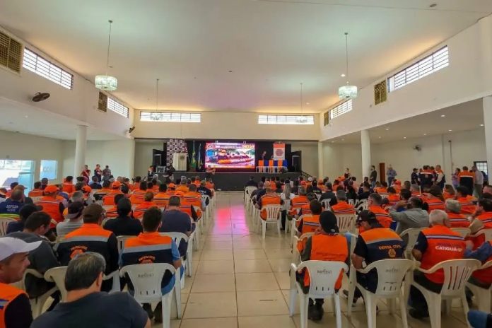 expresso-f596cdea7d84827baa42d889 Participantes da Oficina Preparatória da SP Sempre Alerta – Operação El Niño 2026/2027 sentados no Teatro Municipal Glória Giglio, em Osasco, durante o encontro da Defesa Civil.