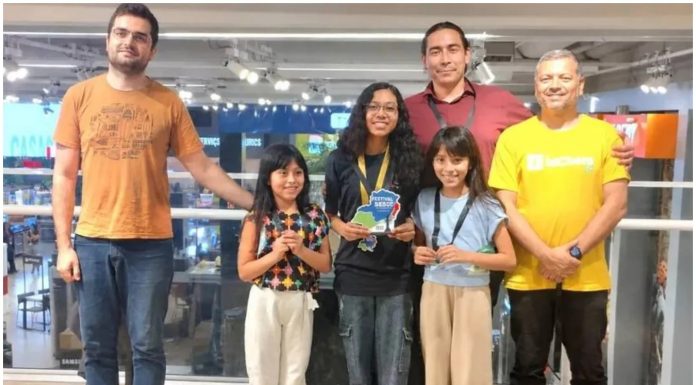 Jovem talentosa de Osasco conquista título de Mestre Nacional no xadrez Mariana Sampaio Santos, de 13 anos, exibe troféu conquistado no Festival Sudeste por Equipes 2026 de xadrez, em São Paulo, acompanhada de outros membros da delegação de Osasco.