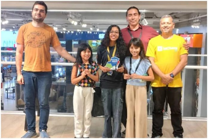 expresso-f741ccb2f1cac3cc32d0238b Mariana Sampaio Santos, de 13 anos, exibe troféu conquistado no Festival Sudeste por Equipes 2026 de xadrez, em São Paulo, acompanhada de outros membros da delegação de Osasco.