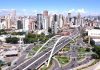 Exposição “Nossa Osasco” destaca história e arte local na Faculdade Anhanguera Vista aérea da cidade de Osasco, São Paulo, com destaque para um viaduto e área urbana ao fundo.
