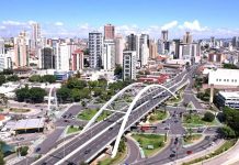Exposição “Nossa Osasco” destaca história e arte local na Faculdade Anhanguera Vista aérea da cidade de Osasco, São Paulo, com destaque para um viaduto e área urbana ao fundo.