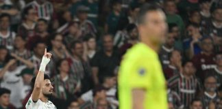 Palmeiras sai na frente na semifinal da Libertadores com vitória sobre Fluminense no Maracanã Jogador do Palmeiras comemora gol durante partida contra o Fluminense no estádio do Maracanã, com torcedores do Fluminense ao fundo e goleiro Fábio em primeiro plano.