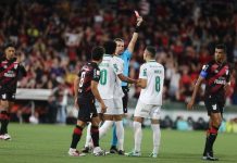 Andreas Pereira reconhece erro após expulsão e se desculpa com equipe do Palmeiras Árbitro aplicando cartão vermelho a jogador do Palmeiras durante jogo contra Athletico-PR na Arena da Baixada.
