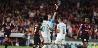 Andreas Pereira reconhece erro após expulsão e se desculpa com equipe do Palmeiras Árbitro aplicando cartão vermelho a jogador do Palmeiras durante jogo contra Athletico-PR na Arena da Baixada.