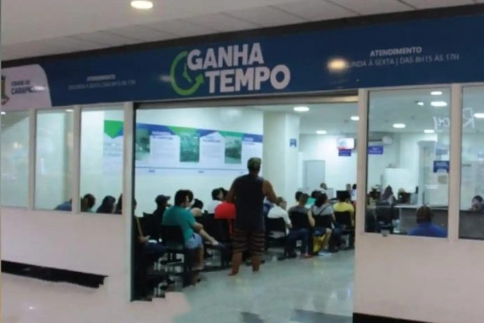 Entrada do Ganha Tempo no Plaza Shopping Carapicuíba, onde ocorrerá o processo seletivo para vagas em loja de materiais de construção.
