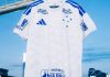 Cruzeiro divulga escalação e inicia duelo contra o Red Bull Bragantino sem Lucas Romero Camisa oficial do Cruzeiro exibida em Bragança Paulista antes do jogo contra o Red Bull Bragantino pelo Campeonato Brasileiro.