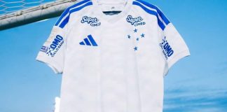 Cruzeiro divulga escalação e inicia duelo contra o Red Bull Bragantino sem Lucas Romero Camisa oficial do Cruzeiro exibida em Bragança Paulista antes do jogo contra o Red Bull Bragantino pelo Campeonato Brasileiro.