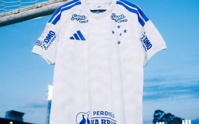 expresso-fd2955df97bf40c668737b0c Camisa oficial do Cruzeiro exibida em Bragança Paulista antes do jogo contra o Red Bull Bragantino pelo Campeonato Brasileiro.