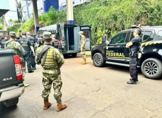 Paraguai entrega 25 presos brasileiros à Polícia Federal