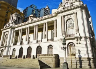 Rio aprova PL que extingue licença prêmio e muda horário de professor