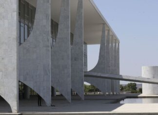 Lula sanciona Lei Geral do Esporte e veta regra que reduz indenização