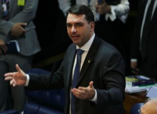 Flávio Bolsonaro agradece pelos votos dados ao pai nas eleições