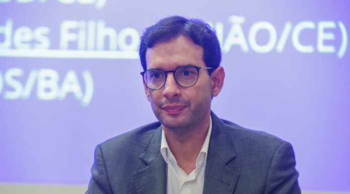 Fim da escala 6×1: emendas buscam manter 44 horas de jornada para atividades essenciais Fim da escala 6x1: emendas buscam manter 44 horas de jornada para atividades essenciais