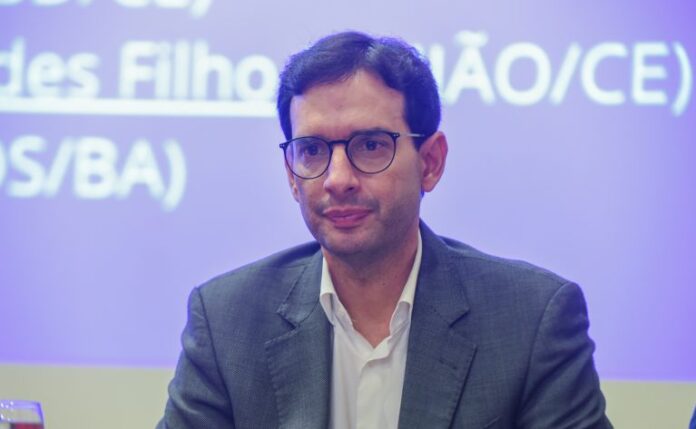 Fim da escala 6x1: emendas buscam manter 44 horas de jornada para atividades essenciais