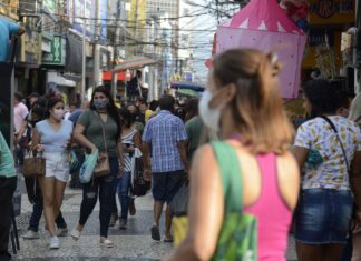 Duque de Caxias flexibiliza uso de máscara contra covid-19