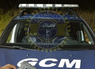 Homem foragido da Justiça é preso portando arma falsa em Cotia