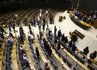 Câmara homenageia os 100 anos do rádio no Brasil