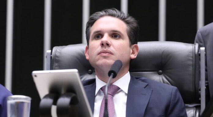 Hugo Motta comemora aprovação de projeto que reduz benefícios fiscais Hugo Motta comemora aprovação de projeto que reduz benefícios fiscais