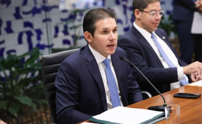 Hugo Motta cria comissões para discutir PNE, isenção do Imposto de Renda e inteligência artificial Hugo Motta cria comissões para discutir PNE, isenção do Imposto de Renda e inteligência artificial