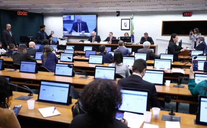 Hugo Motta envia 20 representações contra 11 deputados ao Conselho de Ética