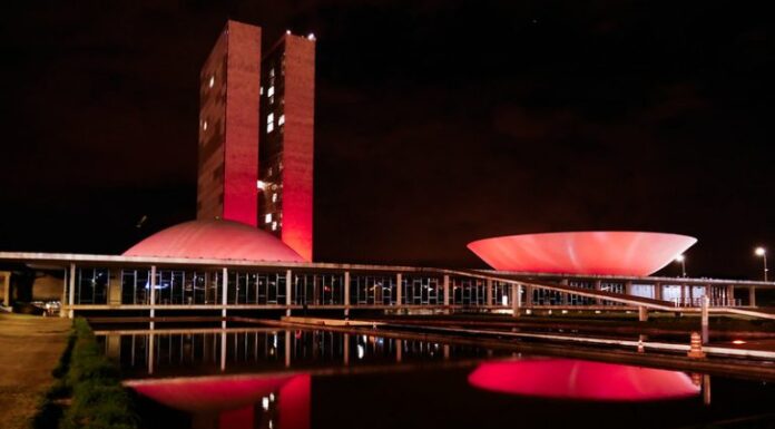 Iluminação vermelha no Congresso conscientiza sobre a talassemia Iluminação vermelha no Congresso conscientiza sobre a talassemia