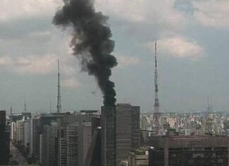 Corpo de Bombeiros apaga incêndio em prédio na Avenida Paulista
