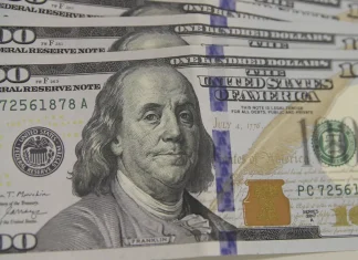 Dólar cai pela sexta vez seguida e fecha em R$ 5,68