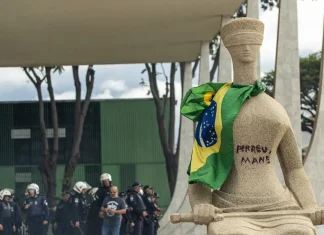 STF condena mulher que pichou estátua a 14 anos de prisão