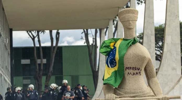 STF condena mulher que pichou estátua a 14 anos de prisão