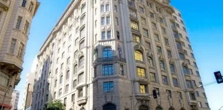 Faculdade paulista expulsa 12 alunos por faixa em alusão a estupro