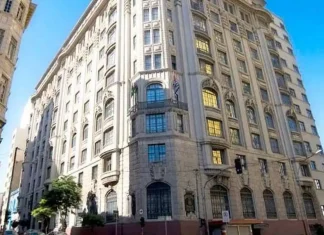 Faculdade paulista expulsa 12 alunos por faixa em alusão a estupro