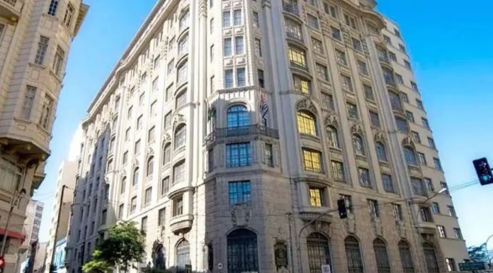 Faculdade paulista expulsa 12 alunos por faixa em alusão a estupro