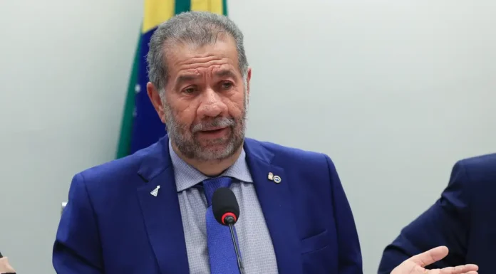 Após fraude no INSS, Lupi pede demissão do Ministério da Previdência
