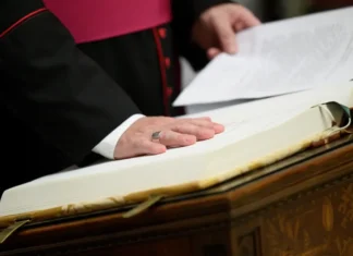 Cardeais entram em reclusão antes do conclave para eleger novo papa