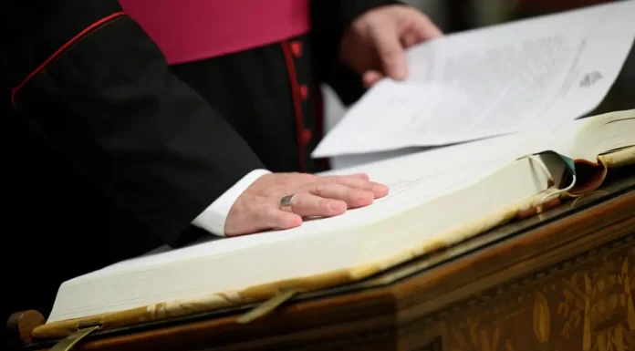 Cardeais entram em reclusão antes do conclave para eleger novo papa