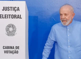 Lula vota em São Bernardo e diz que é hora de “corrigir erros”