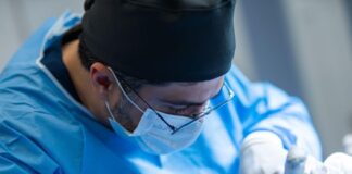 Procura por transplante capilar cresce entre jovens e mulheres, revela estudo