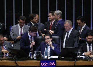 PEC da blindagem é aprovada por deputados e vai ao Senado