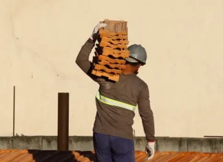 Salário na construção recua 22% em dez anos, diz IBGE