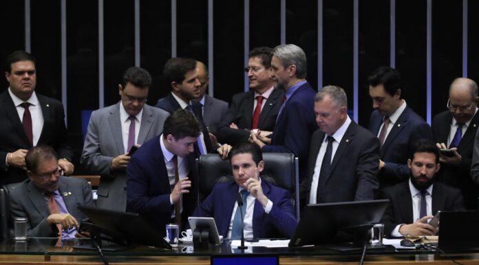 PEC da blindagem é aprovada por deputados e vai ao Senado