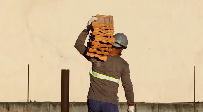 Salário na construção recua 22% em dez anos, diz IBGE