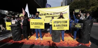 Manifestantes realizam protesto contra o PL da Devastação em São Paulo