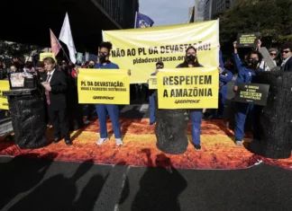 Manifestantes realizam protesto contra o PL da Devastação em São Paulo