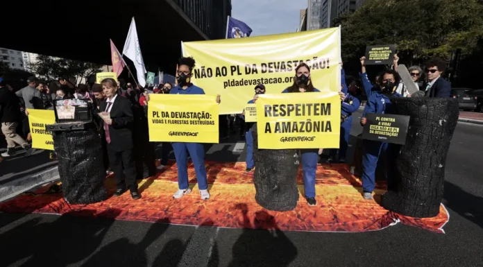 Manifestantes realizam protesto contra o PL da Devastação em São Paulo