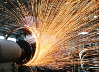 Indústria recua em nove locais pesquisados pelo IBGE