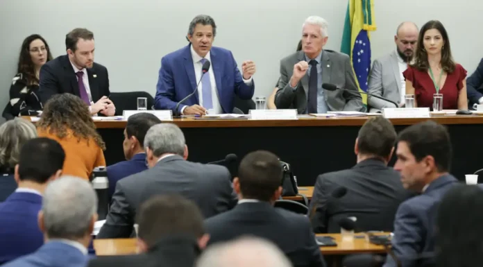 Audiência com Haddad é encerrada após tumulto entre deputados