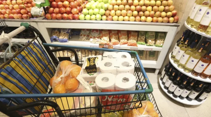 Preços de alimentos caem e prévia da inflação de junho fica em 0,26%