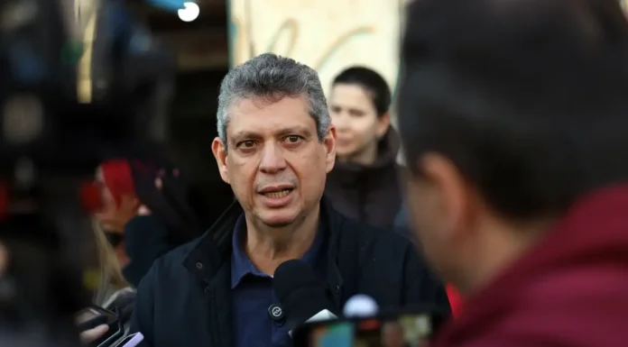 Macêdo diz que derrubada de decreto do IOF foi derrota do país