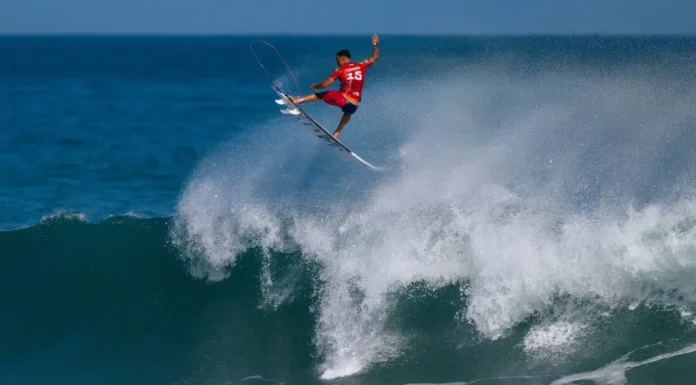 Italo Ferreira brilha com aéreo para alcançar quartas da etapa do Rio